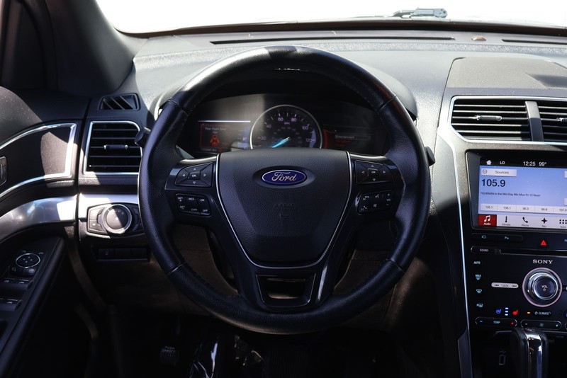 Ford Explorer Vehicle Full-screen Gallery Image 24