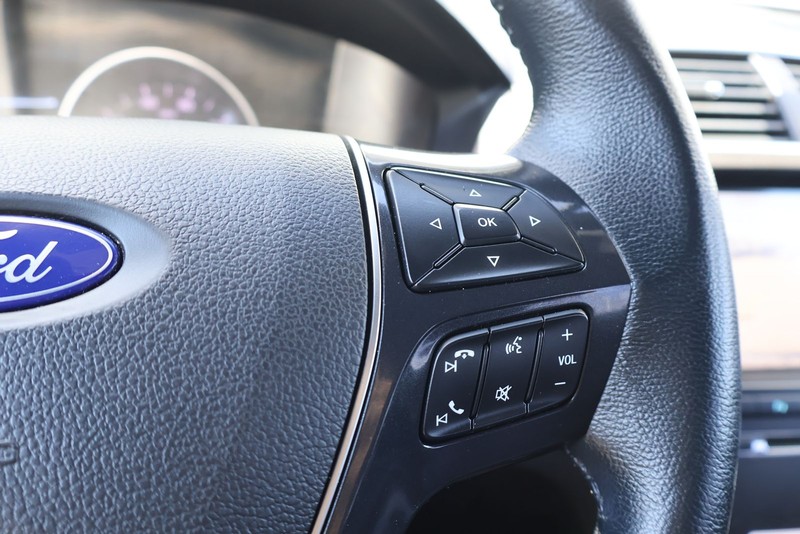 Ford Explorer Vehicle Full-screen Gallery Image 26