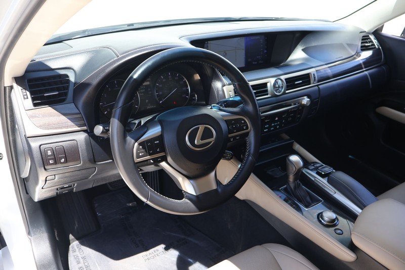 Lexus GS 350 Vehicle Full-screen Gallery Image 16