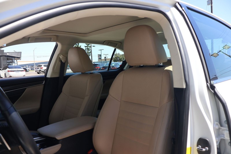 Lexus GS 350 Vehicle Full-screen Gallery Image 17