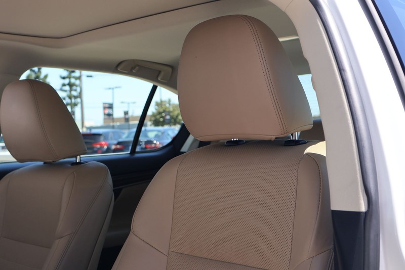Lexus GS 350 Vehicle Full-screen Gallery Image 18
