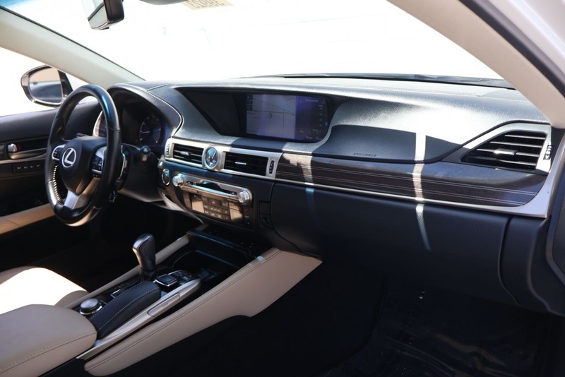 Lexus GS 350 Vehicle Full-screen Gallery Image 19