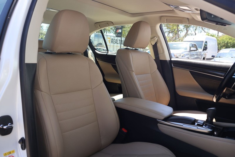 Lexus GS 350 Vehicle Full-screen Gallery Image 20