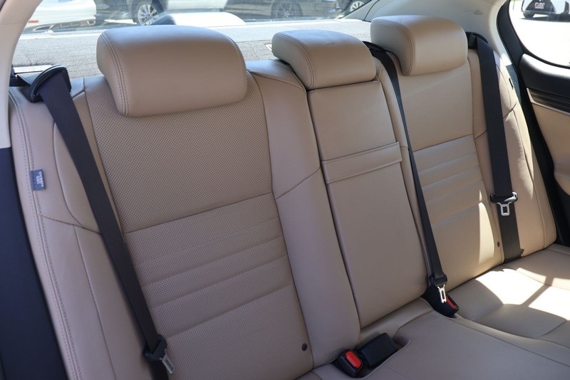 Lexus GS 350 Vehicle Full-screen Gallery Image 21
