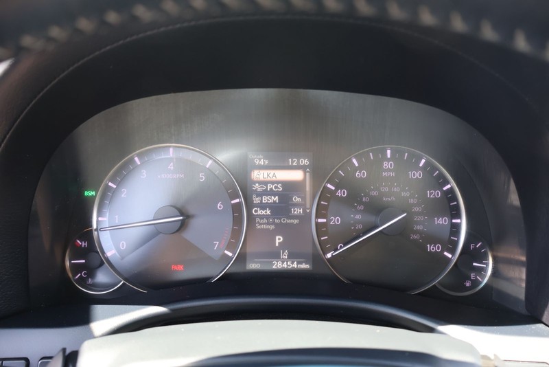 Lexus GS 350 Vehicle Full-screen Gallery Image 23