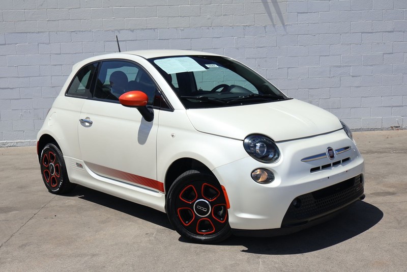 FIAT 500e Vehicle Full-screen Gallery Image 01