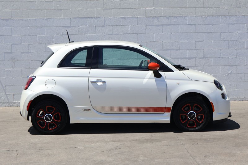 FIAT 500e Vehicle Full-screen Gallery Image 04