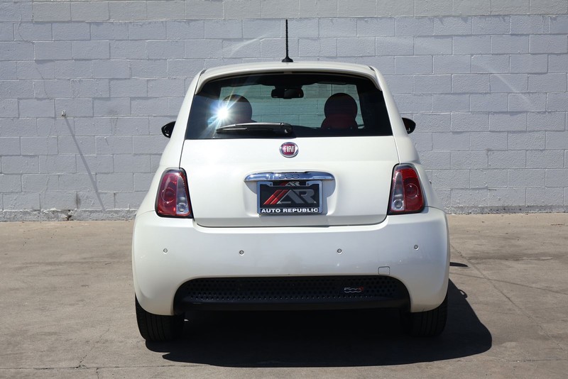 FIAT 500e Vehicle Full-screen Gallery Image 06