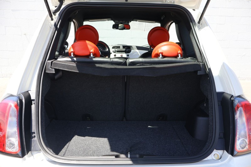 FIAT 500e Vehicle Full-screen Gallery Image 08