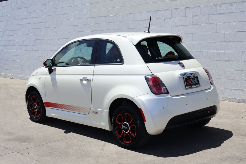 FIAT 500e Vehicle Full-screen Gallery Image 09