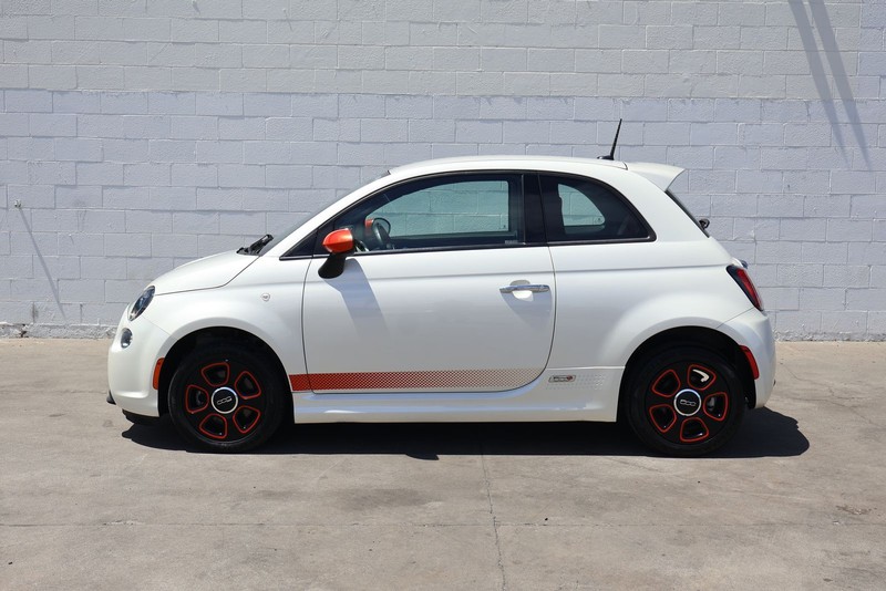 FIAT 500e Vehicle Full-screen Gallery Image 10
