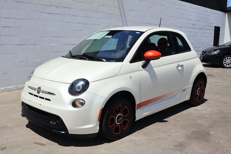 FIAT 500e Vehicle Full-screen Gallery Image 11