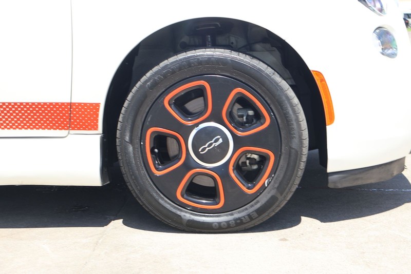FIAT 500e Vehicle Full-screen Gallery Image 12