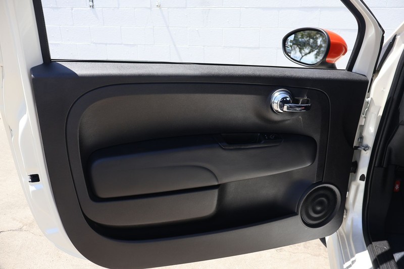 FIAT 500e Vehicle Full-screen Gallery Image 13
