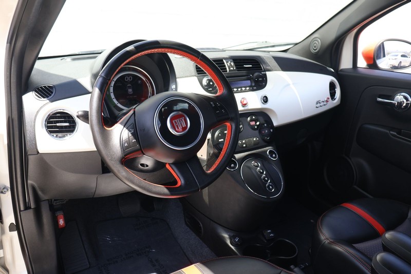 FIAT 500e Vehicle Full-screen Gallery Image 14