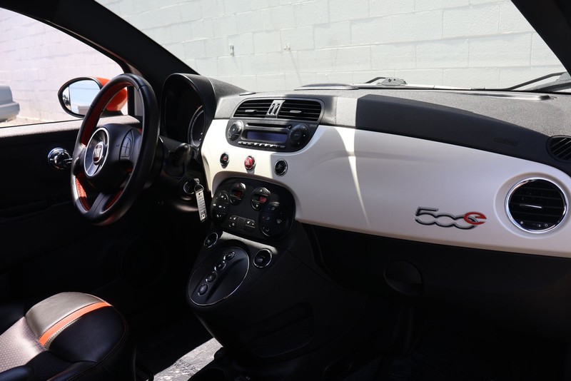 FIAT 500e Vehicle Full-screen Gallery Image 17