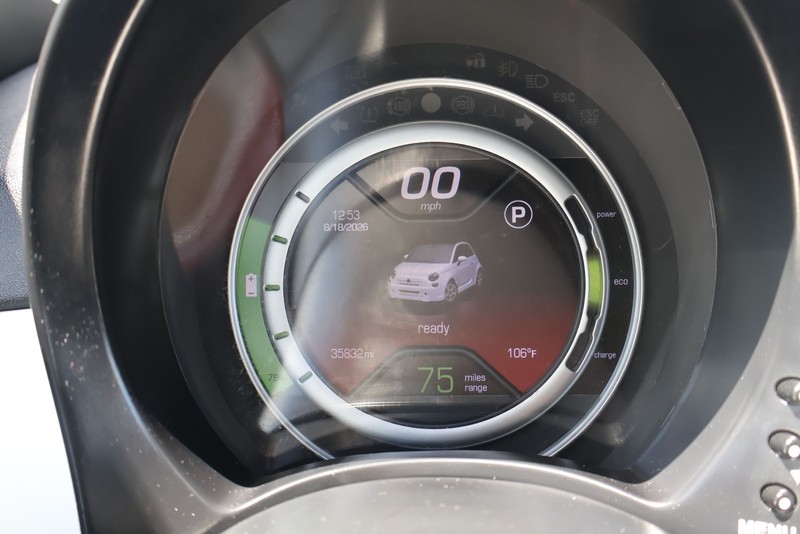FIAT 500e Vehicle Full-screen Gallery Image 21