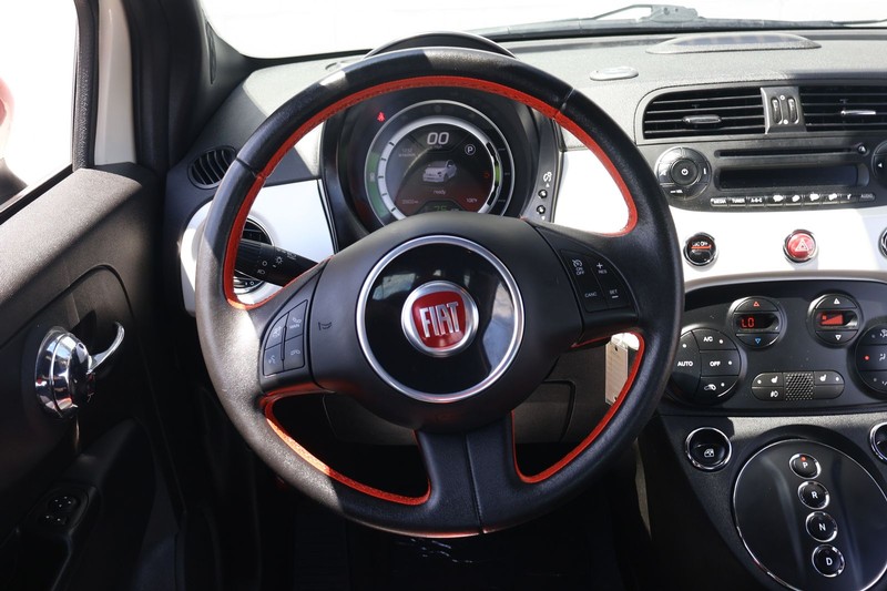 FIAT 500e Vehicle Full-screen Gallery Image 22