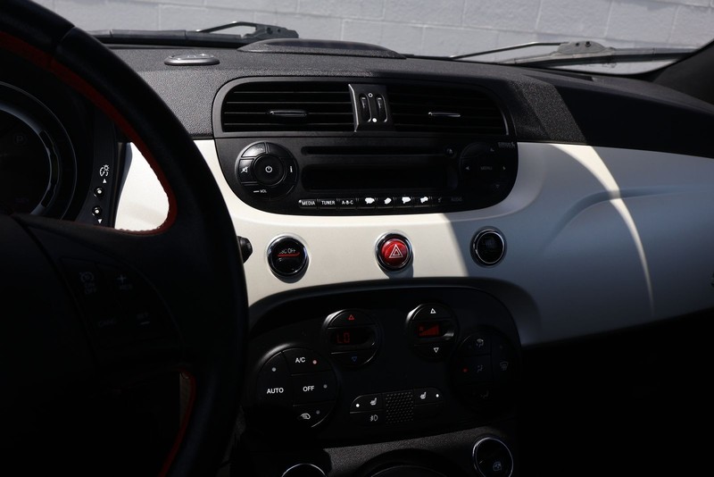 FIAT 500e Vehicle Full-screen Gallery Image 25