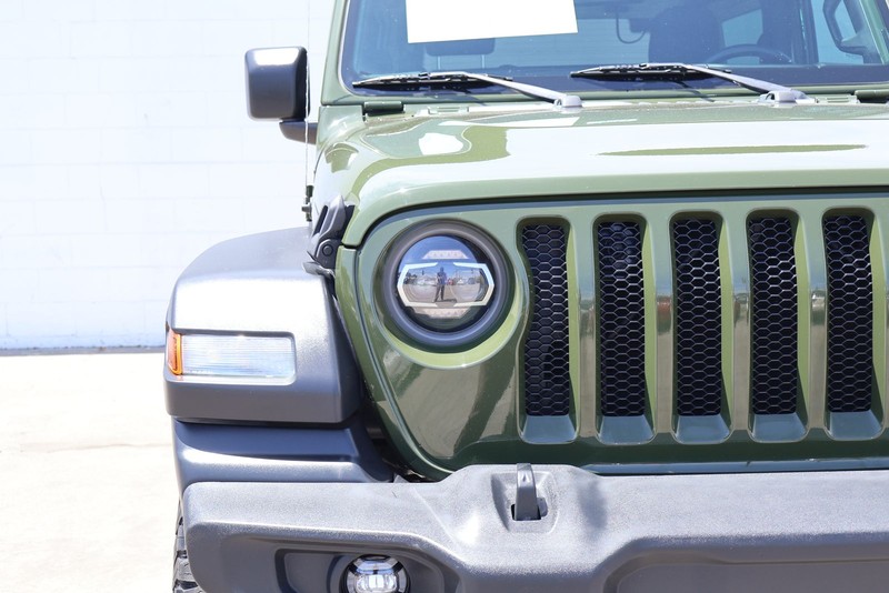 Jeep Wrangler Vehicle Full-screen Gallery Image 03