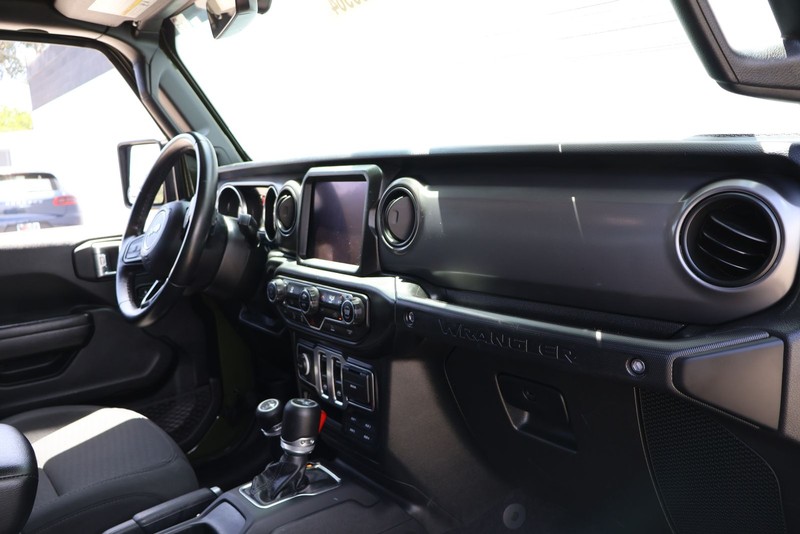 Jeep Wrangler Vehicle Full-screen Gallery Image 17