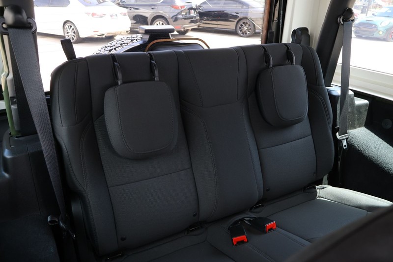 Jeep Wrangler Vehicle Full-screen Gallery Image 19