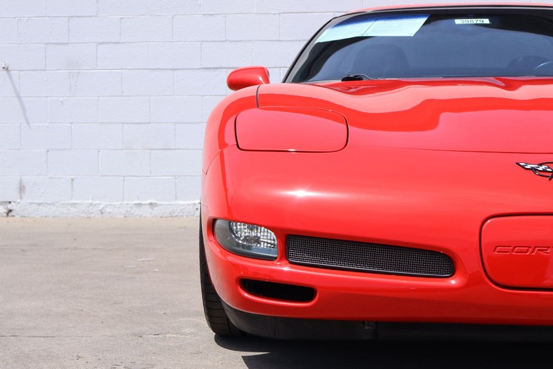 Chevrolet Corvette Vehicle Full-screen Gallery Image 03