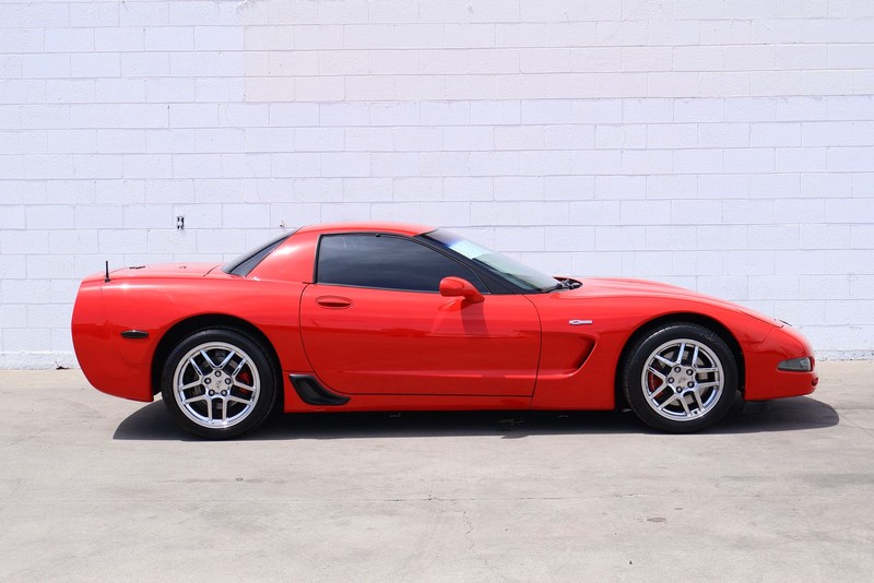 Chevrolet Corvette Vehicle Full-screen Gallery Image 04