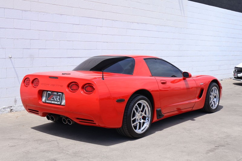 Chevrolet Corvette Vehicle Full-screen Gallery Image 05