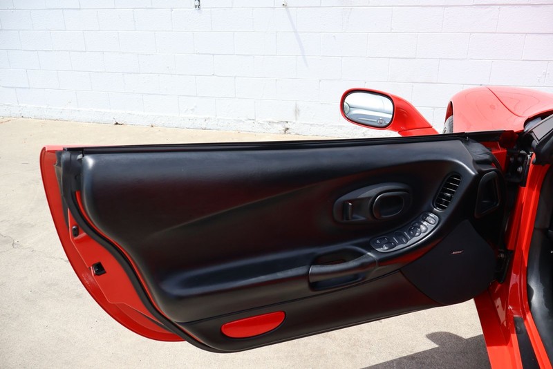 Chevrolet Corvette Vehicle Full-screen Gallery Image 15