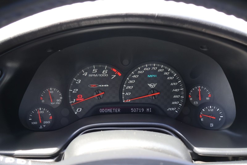 Chevrolet Corvette Vehicle Full-screen Gallery Image 22