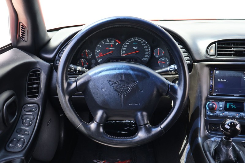 Chevrolet Corvette Vehicle Full-screen Gallery Image 24