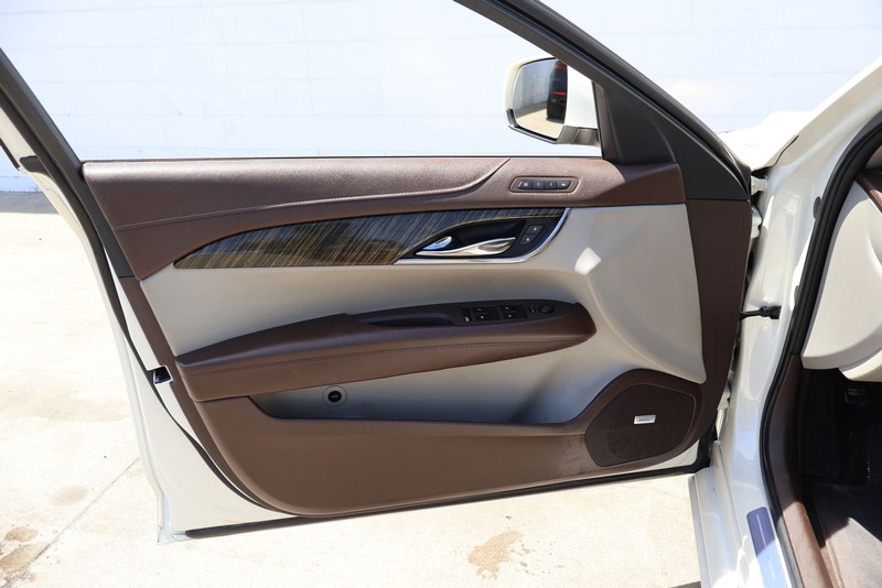 Cadillac ATS Vehicle Full-screen Gallery Image 14