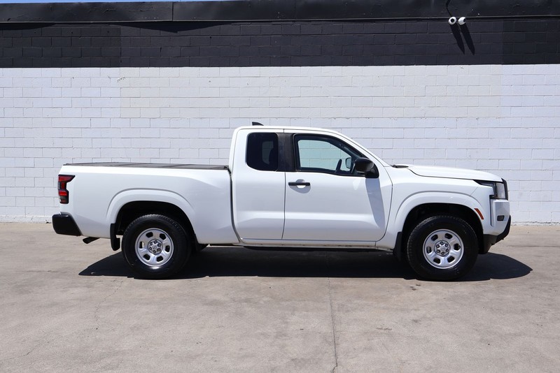 Nissan Frontier Vehicle Full-screen Gallery Image 01