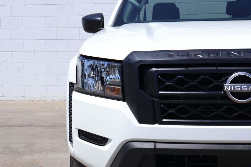 Nissan Frontier Vehicle Full-screen Gallery Image 04
