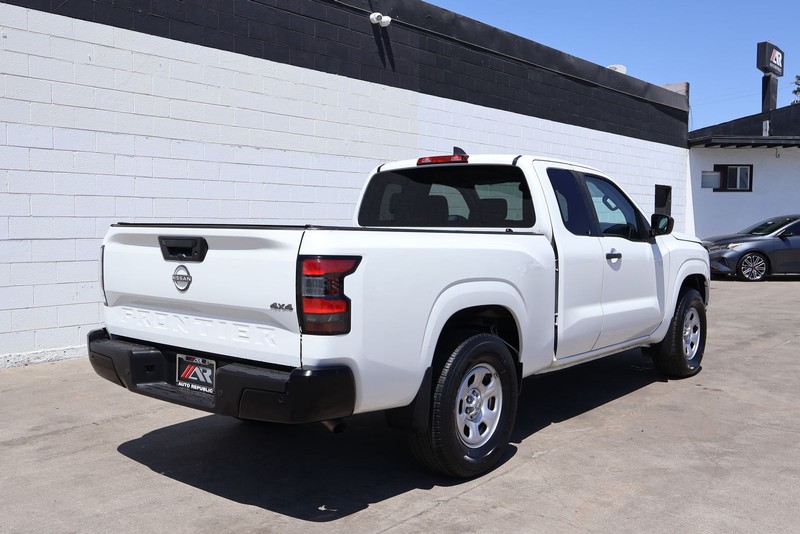 Nissan Frontier Vehicle Full-screen Gallery Image 05