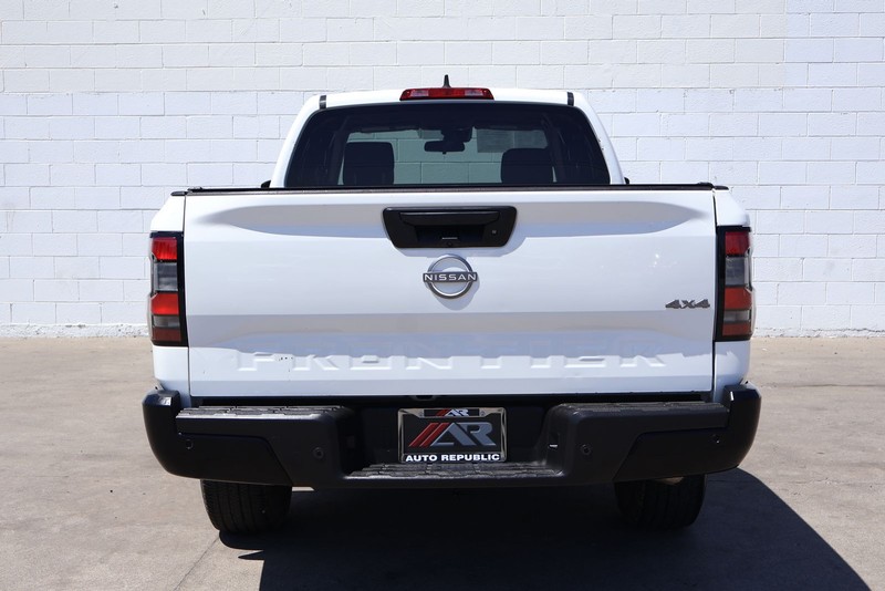 Nissan Frontier Vehicle Full-screen Gallery Image 06