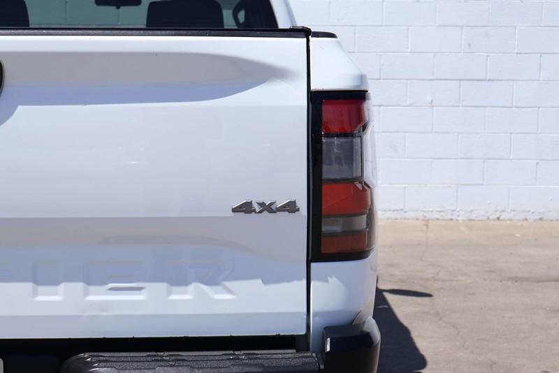 Nissan Frontier Vehicle Full-screen Gallery Image 07