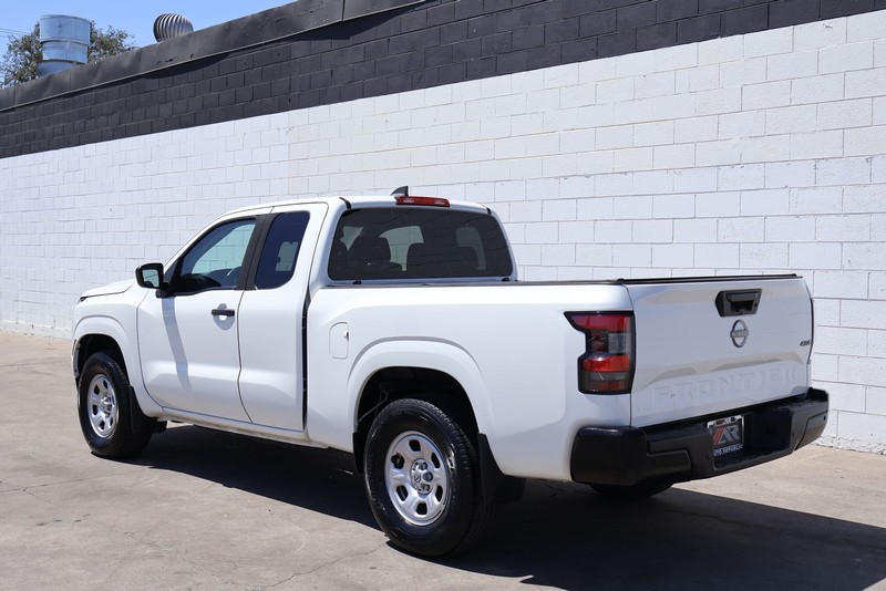 Nissan Frontier Vehicle Full-screen Gallery Image 09