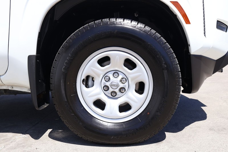 Nissan Frontier Vehicle Full-screen Gallery Image 13