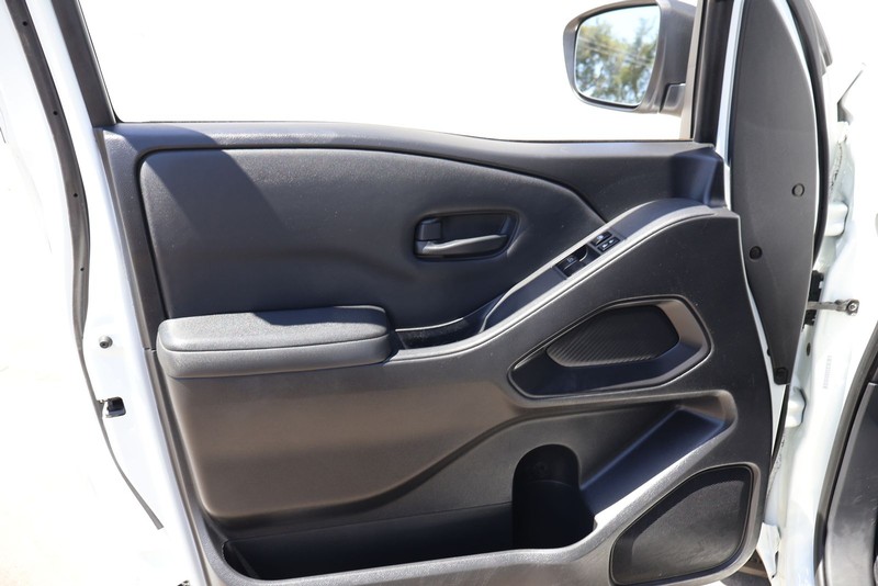Nissan Frontier Vehicle Full-screen Gallery Image 14