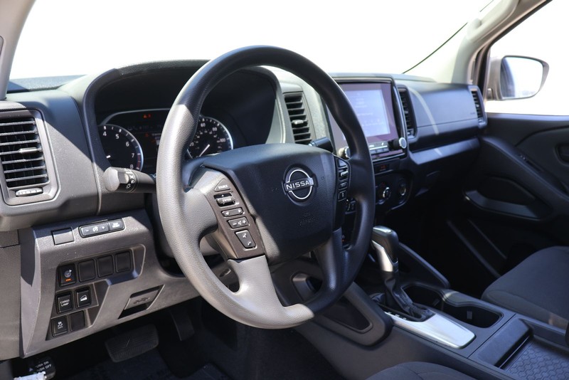Nissan Frontier Vehicle Full-screen Gallery Image 15