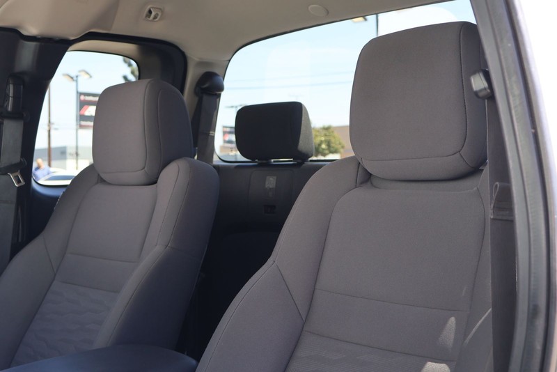 Nissan Frontier Vehicle Full-screen Gallery Image 17