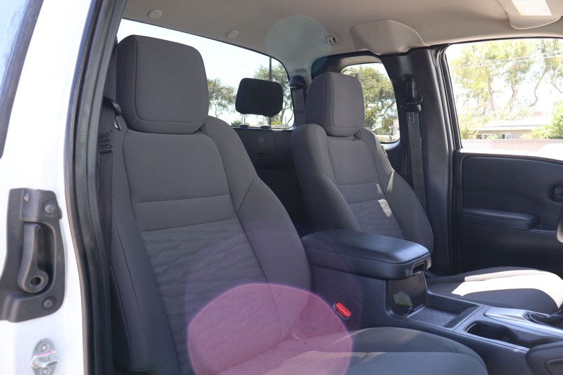 Nissan Frontier Vehicle Full-screen Gallery Image 18