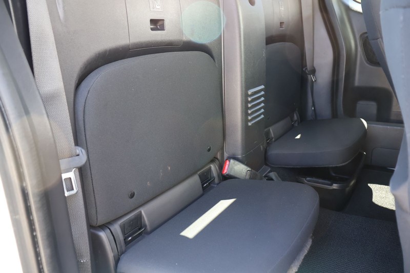 Nissan Frontier Vehicle Full-screen Gallery Image 19