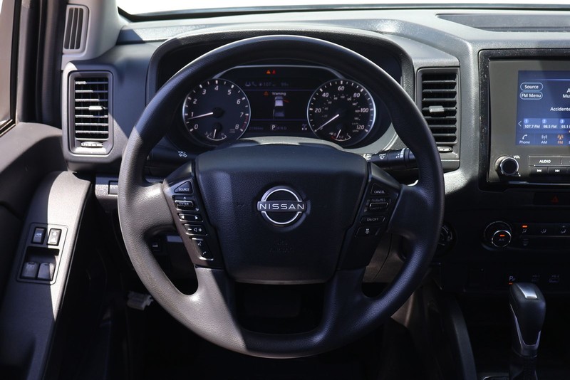 Nissan Frontier Vehicle Full-screen Gallery Image 22