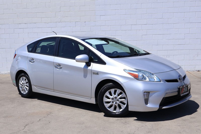 Toyota Prius Plug-In Vehicle Full-screen Gallery Image 01