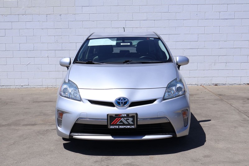 Toyota Prius Plug-In Vehicle Full-screen Gallery Image 02