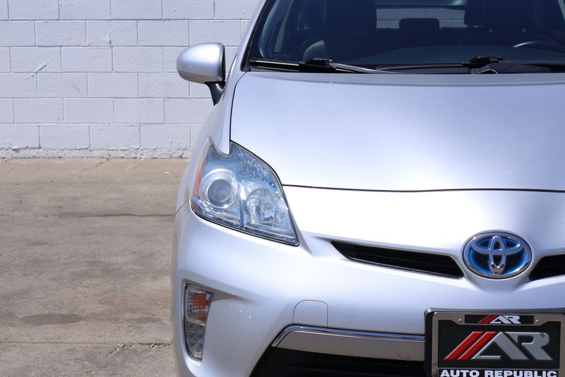 Toyota Prius Plug-In Vehicle Full-screen Gallery Image 03