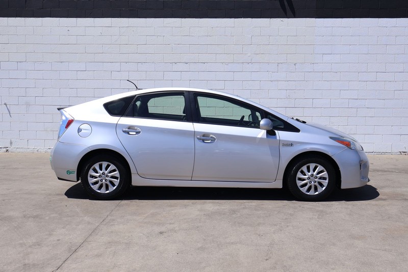 Toyota Prius Plug-In Vehicle Full-screen Gallery Image 04